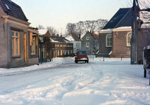 830653 Gezicht in de Molenstraat te Vreeswijk (Nieuwegein), tijdens winterse omstandigheden.